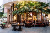 En restaurant eller et andet spisested på A&EM Saigon Hotel