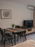Una mesa de comedor con sillas y un televisor. en Apartment Seezeit, en Strobl