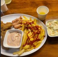 SigchosInti Amanta Lodge的炸薯条和酱汁的食品