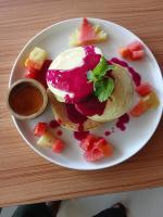 eine Platte mit einem Dessert auf dem Tisch in der Unterkunft The Joy Rooms Penida in Toyapakeh