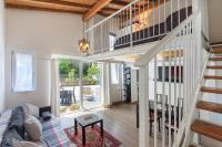 Una sala de estar con un sofá y una escalera. en Tata&#39;s Home, en Cernobbio