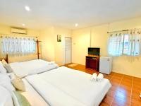 Postel nebo postele na pokoji v ubytování The Golden View Resort สวนผึ้ง