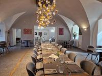 un comedor largo con mesas y sillas largas en Zámek Světlá nad Sázavou, en Světlá nad Sázavou