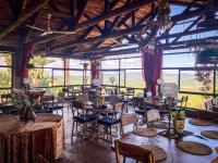 ツァニーンにあるThe Red Oak Guesthouseの窓のある部屋にテーブルと椅子があるレストラン