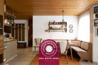 Un comedor con un cartel de &quot;Bus Bahn Meat&quot; en la cocina. en Chasa Serras - Döpper, en Scuol