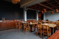 een eetkamer met houten tafels en stoelen bij VAASTA Vagamon in Vagamon