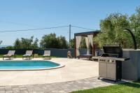 Bazén v ubytovaní Villa Posidonia near Pula with sea view and surrounded by olive trees alebo v jeho blízkosti