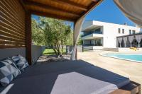 Bazén v ubytovaní Villa Posidonia near Pula with sea view and surrounded by olive trees alebo v jeho blízkosti
