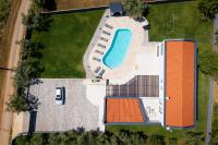 Bazén v ubytovaní Villa Posidonia near Pula with sea view and surrounded by olive trees alebo v jeho blízkosti