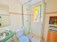 A bathroom at .Apartamento 1a linea de playa + piscina + parking DAIMUS