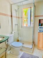 A bathroom at .Apartamento 1a linea de playa + piscina + parking DAIMUS