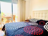 A bed or beds in a room at .Apartamento 1a linea de playa + piscina + parking DAIMUS