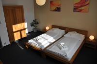 Łóżko lub łóżka w pokoju w obiekcie Hotel Lions Plzen