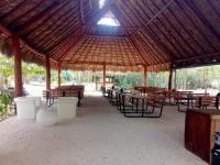 un gran pabellón con mesas y sillas en Spazi Ha Glamping & Cenote, 
