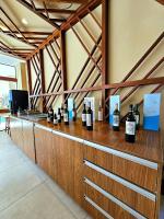 Beach Resort Makia Experience - Muro Alto في بورتو دي غالينهاس: بار عليه زجاجات من النبيذ