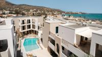 Una vista aérea de un edificio con piscina. en Nami Hotel &amp; Suites, en Stalida