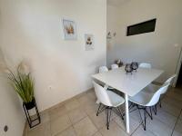 Televízia a/alebo spoločenská miestnosť v ubytovaní Apartment Urban Oasis