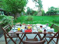 una mesa de picnic con comida en un patio en Triada Hotel Büyükada, en Adalar
