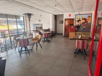 een eetkamer met tafels en stoelen in een restaurant bij Waalay Hotel in Huancayo