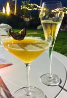 twee cocktails op een tafel bij Chateau de la Coutere in Saint-Laurent