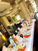 uma fila de mesas com pratos de comida em Хотел Дива em Blagoevgrad