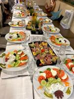 uma mesa longa com pratos de comida em Хотел Дива em Blagoevgrad