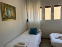 Posteľ alebo postele v izbe v ubytovaní Livemalaga Terrace & Beach Grand House