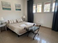 Posteľ alebo postele v izbe v ubytovaní Livemalaga Terrace & Beach Grand House