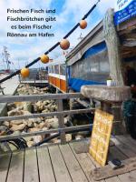 een treinstation met een bordje naast een tafel bij Apartment Hygge mit Ostseeblick in Wendtorf