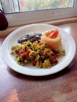 un plato blanco de comida en una mesa en Spazi Ha Glamping & Cenote, 