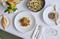 - une table avec des assiettes de nourriture et un bol de nourriture dans l'établissement Four Seasons Miami Two Bedroom - 2Bath Ocean view Suite - Amazing views, à Miami