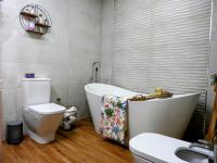 A bathroom at CASA RURAL EL TRASTERO DE CARMELO