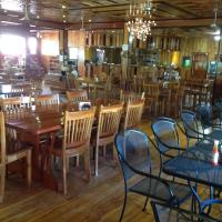 En restaurant eller et andet spisested på Tropical Magnolia