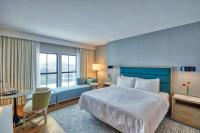 Ein Bett oder Betten in einem Zimmer der Unterkunft Hotel Effie Sandestin Resort, Autograph Collection