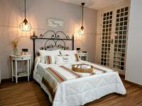 A bed or beds in a room at CASA RURAL EL TRASTERO DE CARMELO