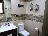 A bathroom at CASA RURAL EL TRASTERO DE CARMELO