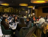 grupa ludzi siedząca przy stołach w restauracji w obiekcie Entrenevados Hotel w mieście Ipiales