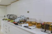 un mostrador de cocina con un montón de comida. en Grand Naki Hotel, en Estambul