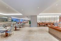 Un comedor con mesas y sillas en un restaurante. en Mercure Guangzhou Tianhe Sports Center, en Guangzhou