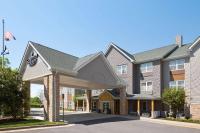 un gran edificio con un toldo delante de él en Country Inn &amp; Suites by Radisson, Washington Dulles International Airport, VA, en Sterling