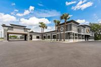 Un gran edificio con palmeras delante. en Quality Inn &amp; Suites Ocala I-75, en Ocala