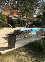 Basen w obiekcie Villa cosy 5km Cannes lub w pobliżu