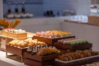 um buffet com muitos tipos diferentes de comida em exposição em Atour Hotel Qingdao Olympic Sailing Center May Fourth Square em Qingdao