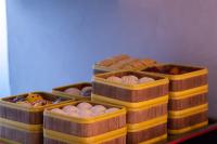 quatro cestos de madeira cheios de diferentes tipos de ovos em Atour Hotel Qingdao Olympic Sailing Center May Fourth Square em Qingdao