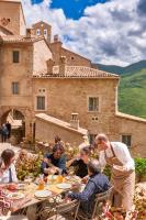 Hostia v ubytovaní Castello Di Postignano Relais