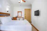 TV a/nebo společenská místnost v ubytování Datca Kilic Hotel
