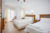 Postel nebo postele na pokoji v ubytování Datca Kilic Hotel