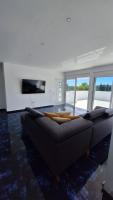 ein Wohnzimmer mit Couch und Fernseher in der Unterkunft Montebello Inn apartments in Ulcinj