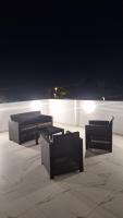 eine Gruppe von Tischen und Stühlen auf einer Terrasse in der Nacht in der Unterkunft Montebello Inn apartments in Ulcinj