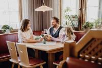 Hostia v ubytovaní Dorfcafe Unken Hotelpension sWirtshaus im Dorf